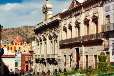 Guanajuato, Meksika. 24 Aralık 2008: Guanajuato, Meksika 'daki şehir evlerinde mimarlık ve cephe.
