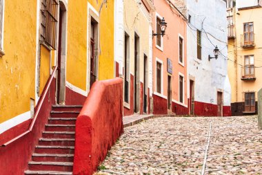 Guanajuato, Meksika. 24 Aralık 2008: Guanajuato, Meksika 'daki şehir evlerinde mimarlık ve cephe.