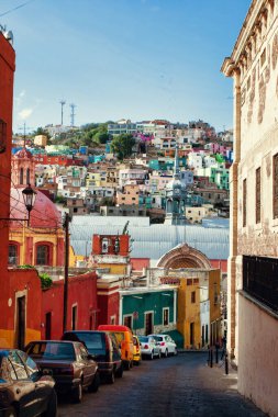 Guanajuato, Meksika. 24 Aralık 2008: Guanajuato, Meksika 'daki şehir evlerinde mimarlık ve cephe.