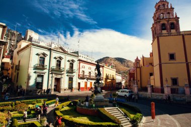 Guanajuato, Meksika. 24 Aralık 2008: Guanajuato, Meksika 'daki şehir evlerinde mimarlık ve cephe.