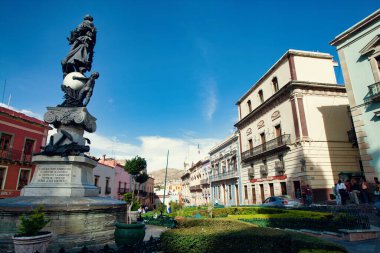 Guanajuato, Meksika. 24 Aralık 2008: Guanajuato, Meksika 'daki şehir evlerinde mimarlık ve cephe.