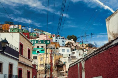 Guanajuato, Meksika. 24 Aralık 2008: Guanajuato, Meksika 'daki şehir evlerinde mimarlık ve cephe.