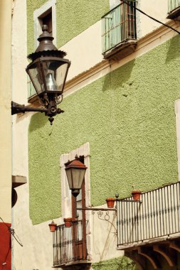 Guanajuato, Meksika. 24 Aralık 2008: Guanajuato, Meksika 'daki şehir evlerinde mimarlık ve cephe.