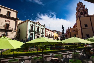 Guanajuato, Meksika. 24 Aralık 2008: Guanajuato, Meksika 'daki şehir evlerinde mimarlık ve cephe.