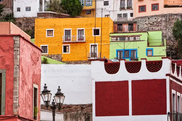 Guanajuato, Meksika. 24 Aralık 2008: Guanajuato, Meksika 'daki şehir evlerinde mimarlık ve cephe.