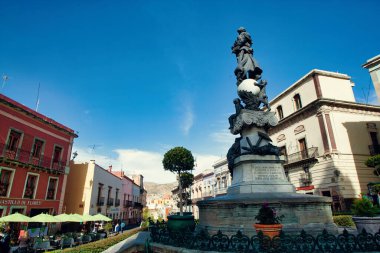 Guanajuato, Meksika. 24 Aralık 2008: Guanajuato, Meksika 'daki şehir evlerinde mimarlık ve cephe.