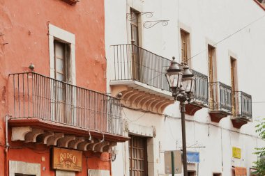 Guanajuato, Meksika. 24 Aralık 2008: Guanajuato, Meksika 'daki şehir evlerinde mimarlık ve cephe.