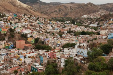 Renkli evleri olan Guanajuato panoramiği. Meksika.