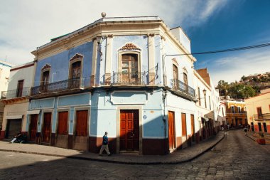 Guanajuato, Meksika. 24 Aralık 2008: Guanajuato, Meksika 'daki şehir evlerinde mimarlık ve cephe.