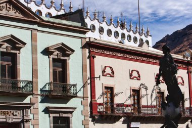 Guanajuato, Meksika. 24 Aralık 2008: Guanajuato, Meksika 'daki şehir evlerinde mimarlık ve cephe.