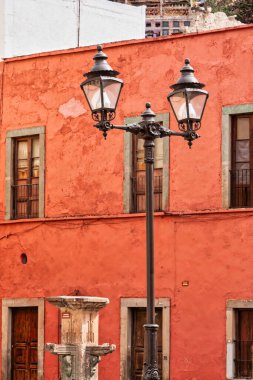 Guanajuato, Meksika. 24 Aralık 2008: Guanajuato, Meksika 'daki şehir evlerinde mimarlık ve cephe.