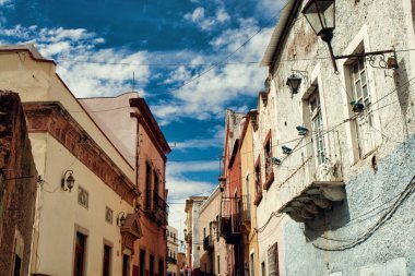 Guanajuato, Meksika. 24 Aralık 2008: Guanajuato, Meksika 'daki şehir evlerinde mimarlık ve cephe.