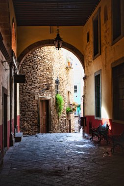 Guanajuato, Meksika. 24 Aralık 2008: Guanajuato, Meksika 'daki şehir evlerinde mimarlık ve cephe.