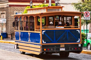 Guanajuato, Meksika. 24 Aralık 2008: Guanajuato, Meksika 'daki şehir evlerinde mimarlık ve cephe.