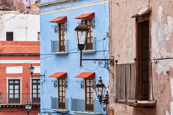 Guanajuato, Meksika. 24 Aralık 2008: Guanajuato, Meksika 'daki şehir evlerinde mimarlık ve cephe.