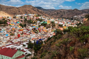 Renkli evleri olan Guanajuato panoramiği. Meksika.