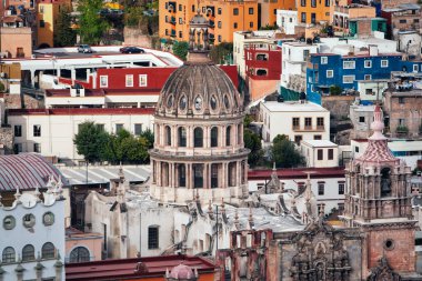 Renkli evleri olan Guanajuato panoramiği. Meksika.