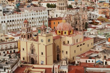 Renkli evleri olan Guanajuato panoramiği. Meksika.