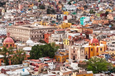 Renkli evleri olan Guanajuato panoramiği. Meksika.