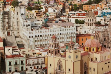 Renkli evleri olan Guanajuato panoramiği. Meksika.