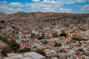 Renkli evleri olan Guanajuato panoramiği. Meksika.