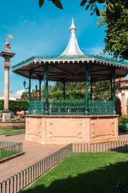 Quiroga kasabası ve mavi gökyüzü mimarisi. Meksika, Michoacn.