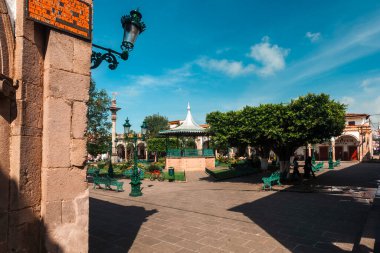 Quiroga kasabası ve mavi gökyüzü mimarisi. Meksika, Michoacn.