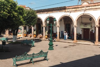 Quiroga kasabası ve mavi gökyüzü mimarisi. Meksika, Michoacn.