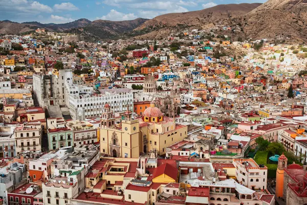 Renkli evleri olan Guanajuato panoramiği. Meksika.