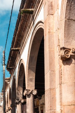 Quiroga kasabası ve mavi gökyüzü mimarisi. Meksika, Michoacn.