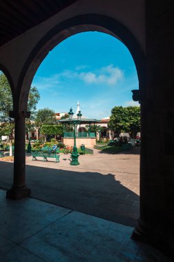 Quiroga kasabası ve mavi gökyüzü mimarisi. Meksika, Michoacn.