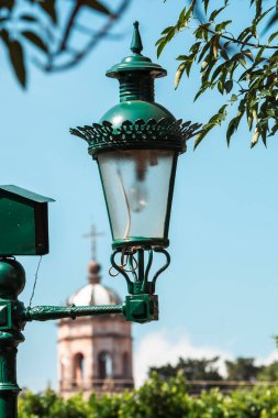 Quiroga kasabası ve mavi gökyüzü mimarisi. Meksika, Michoacn.