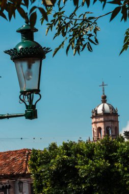 Quiroga kasabası ve mavi gökyüzü mimarisi. Meksika, Michoacn.