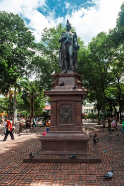 Cucuta, Kuzey Santander, Kolombiya. 29 Haziran 2008: Mavi gökyüzü ile şehrin mimarisi ve cephesi.