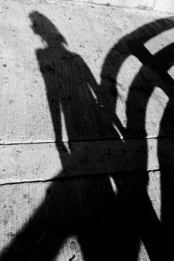 Bir köprünün gölgeli fotoğrafları ve siyah beyaz güneş..