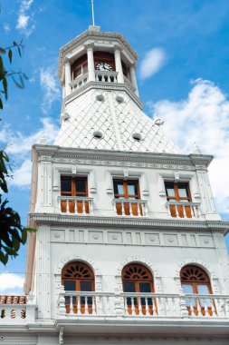 Cucuta, Kuzey Santander, Kolombiya. 29 Haziran 2008: Saat kulesi cephesi ve mavi gökyüzü.