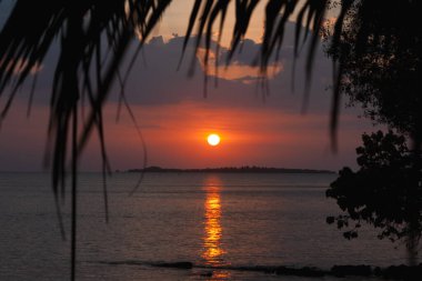 Güneşin ufukta göründüğü güzel renkli günbatımı arkaplanı. Sucre, Kolombiya.