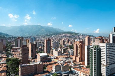 Medellin, Antioquia, Kolombiya. 12 Ağustos 2009: Doğu Bulvarı 'nda binalar ve mavi gökyüzüyle manzara.