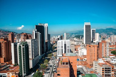 Medellin, Antioquia, Kolombiya. 12 Ağustos 2009: Doğu Bulvarı 'nda binalar ve mavi gökyüzüyle manzara.