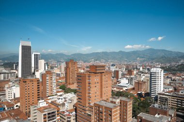 Medellin, Antioquia, Kolombiya. 12 Ağustos 2009: Doğu Bulvarı 'nda binalar ve mavi gökyüzüyle manzara.