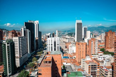 Medellin, Antioquia, Kolombiya. 12 Ağustos 2009: Doğu Bulvarı 'nda binalar ve mavi gökyüzüyle manzara.