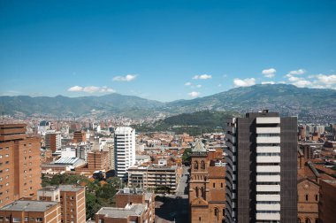 Medellin, Antioquia, Kolombiya. 12 Ağustos 2009: Doğu Bulvarı 'nda binalar ve mavi gökyüzüyle manzara.