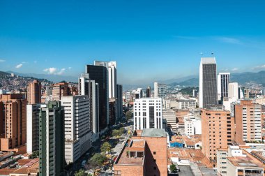 Medellin, Antioquia, Kolombiya. 12 Ağustos 2009: Doğu Bulvarı 'nda binalar ve mavi gökyüzüyle manzara.