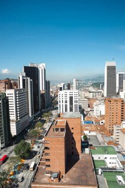 Medellin, Antioquia, Kolombiya. 12 Ağustos 2009: Doğu Bulvarı 'nda binalar ve mavi gökyüzüyle manzara.