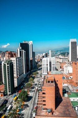 Medellin, Antioquia, Kolombiya. 12 Ağustos 2009: Doğu Bulvarı 'nda binalar ve mavi gökyüzüyle manzara.