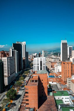 Medellin, Antioquia, Kolombiya. 12 Ağustos 2009: Doğu Bulvarı 'nda binalar ve mavi gökyüzüyle manzara.