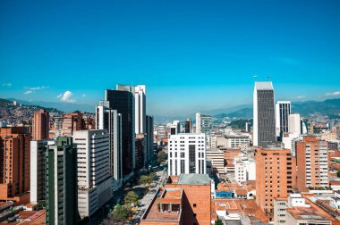 Medellin, Antioquia, Kolombiya. 12 Ağustos 2009: Doğu Bulvarı 'nda binalar ve mavi gökyüzüyle manzara.