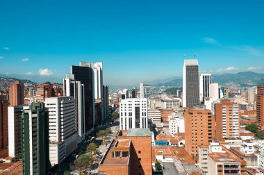 Medellin, Antioquia, Kolombiya. 12 Ağustos 2009: Doğu Bulvarı 'nda binalar ve mavi gökyüzüyle manzara.