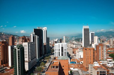 Medellin, Antioquia, Kolombiya. 12 Ağustos 2009: Doğu Bulvarı 'nda binalar ve mavi gökyüzüyle manzara.