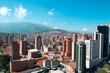 Medellin, Antioquia, Kolombiya. 12 Ağustos 2009: Doğu Bulvarı 'nda binalar ve mavi gökyüzüyle manzara.